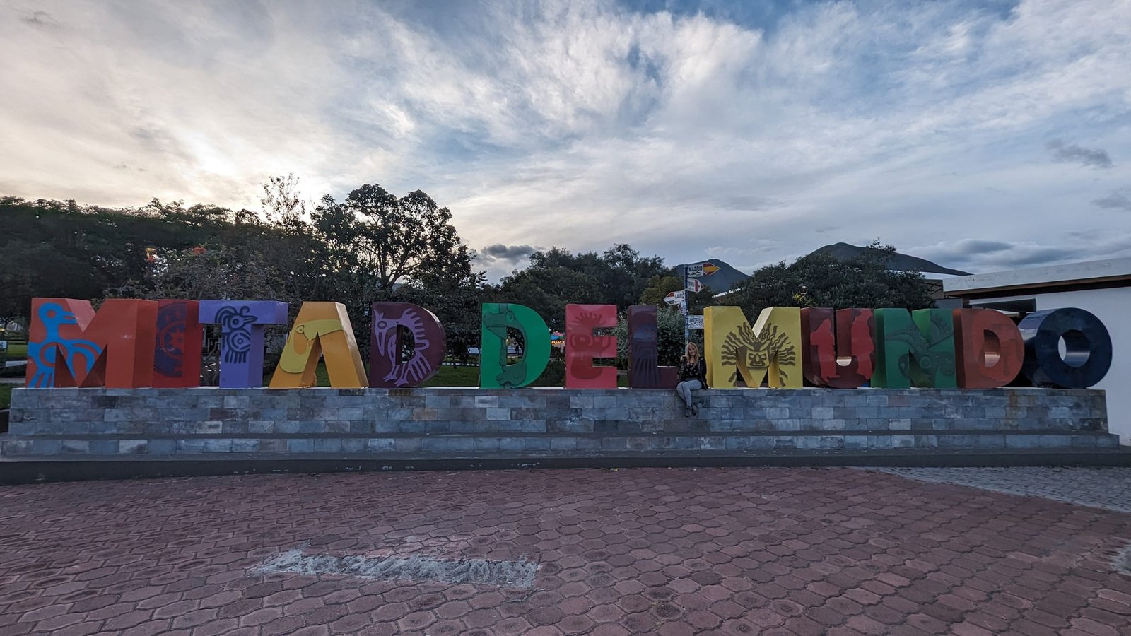 Kolorowy napis Mitad del Mundo w miasteczku na równiku pod Quito