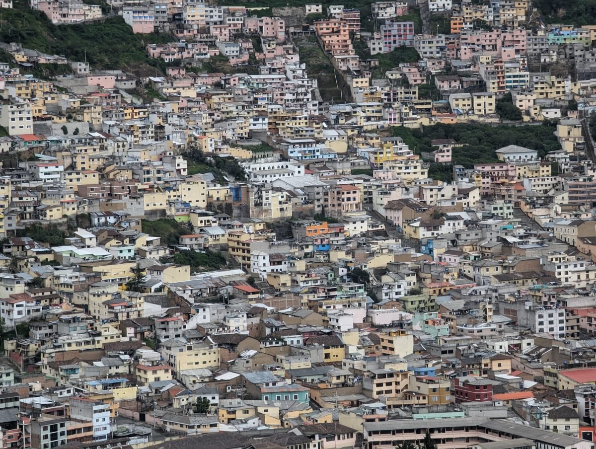 Gęsta zabudowa Quito na zboczach gór widziana z góry