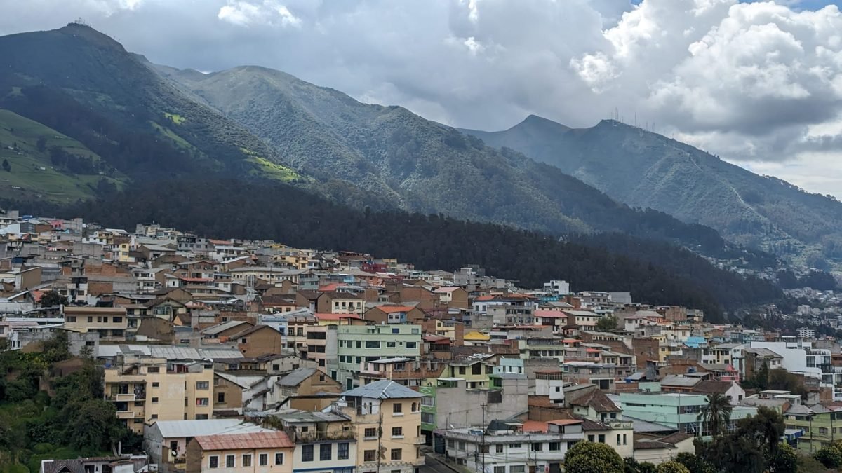 Panorama Quito – kolorowa zabudowa wspinająca się na zielone zbocza gór