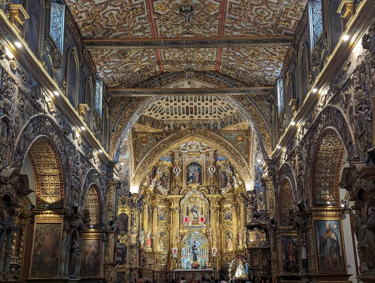 Złocone barokowe wnętrze kościoła San Francisco w Quito