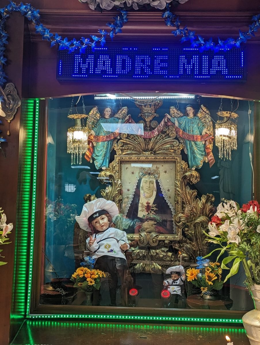 Podświetlona kapliczka z napisem „Madre Mía” na targu w Quito