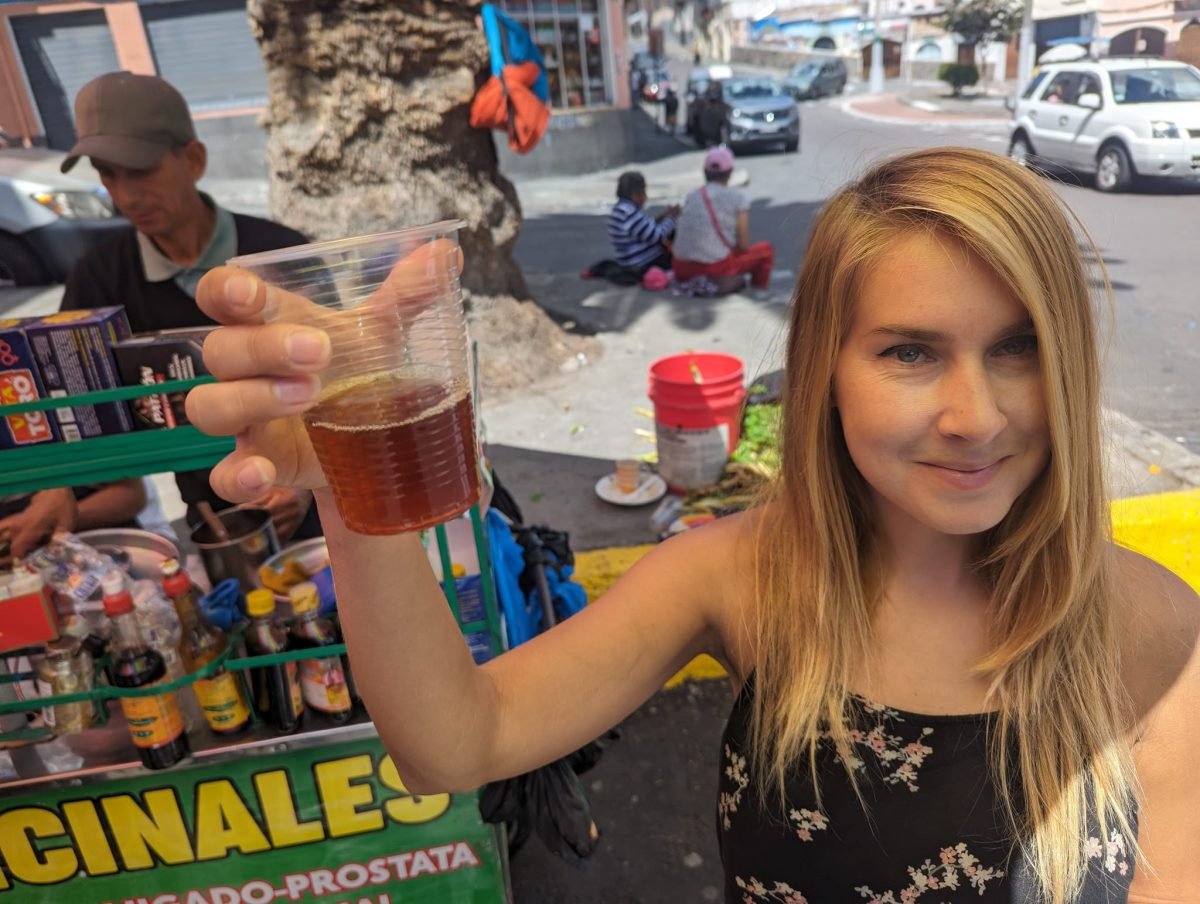 Patrycja z kubkiem napoju podczas degustacji na free walking tour w Quito
