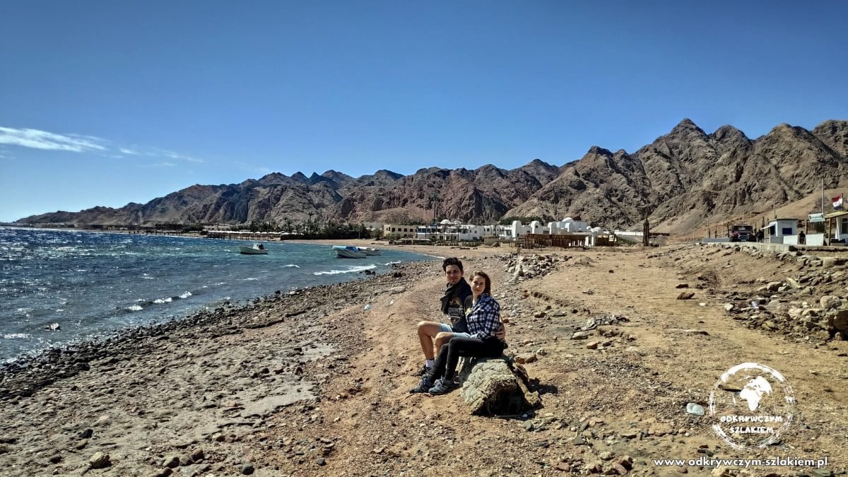 Kamienista plaża w Dahab nad Zatoką Akaba, w tle góry
