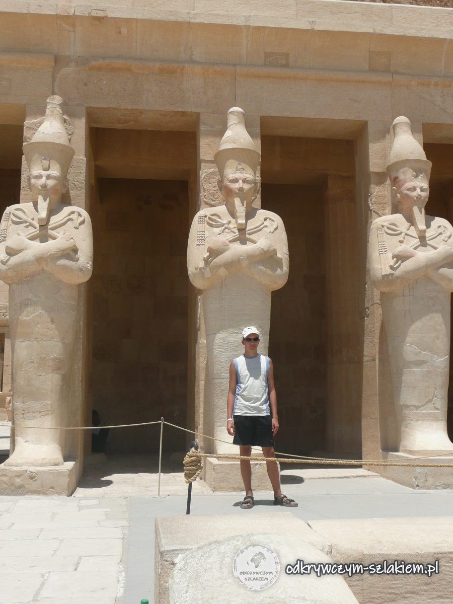 Estatuas de la reina Hatshepsut como Osiris en el pórtico de la terraza superior de Deir el-Bahari