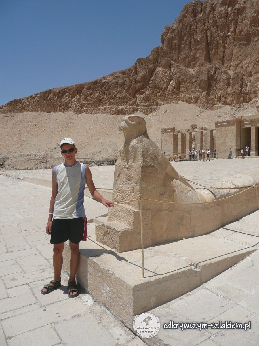 Una esfinge de piedra en el templo de Hatshepsut, al pie de los acantilados de Deir el-Bahari