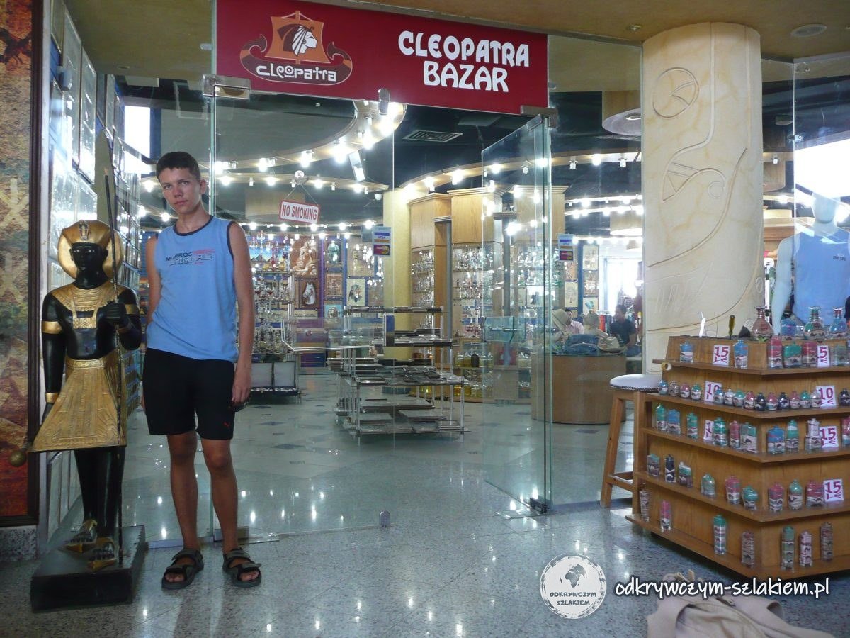 Interior de la tienda Cleopatra Bazar en Hurghada con una figura de faraón en la entrada