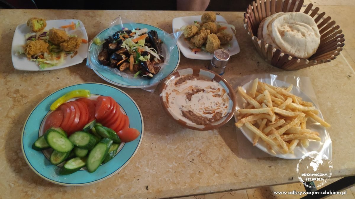 Falafel, hummus, sałatka i frytki – zestaw w lokalnej restauracji w Sharm el-Sheikh