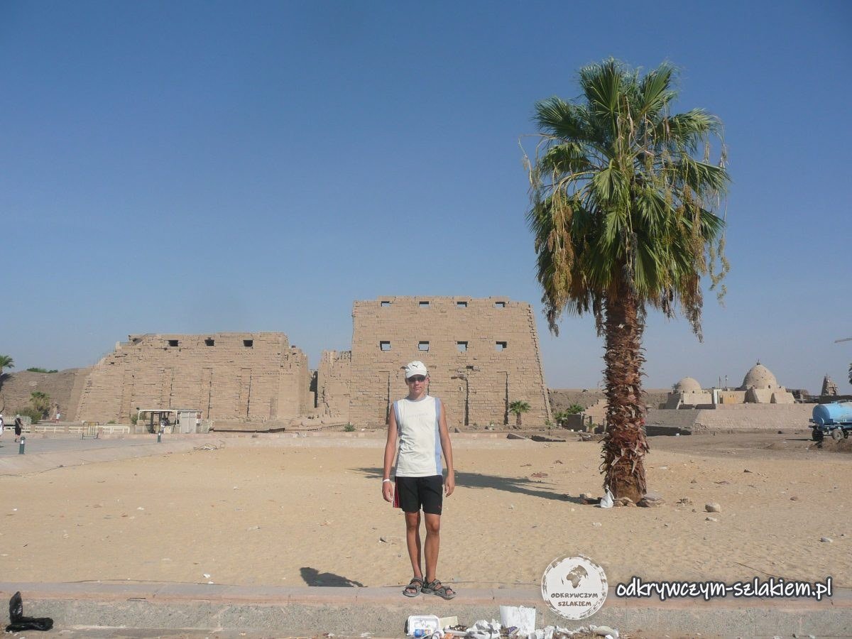 El primer pilono del templo de Karnak y la avenida de esfinges con cabeza de carnero ante la entrada