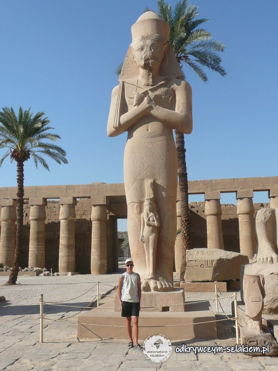 La estatua colosal de un faraón atribuida a Ramsés II en el templo de Karnak