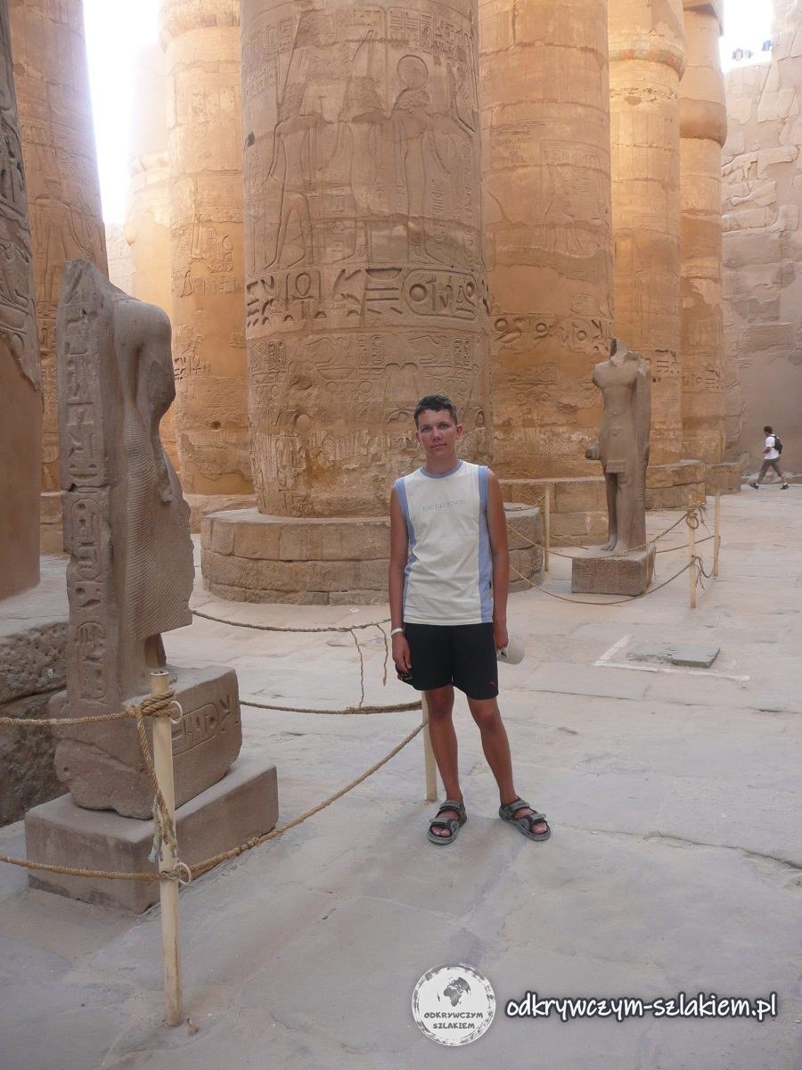 Enormes columnas con relieves en la Gran Sala Hipóstila de Karnak