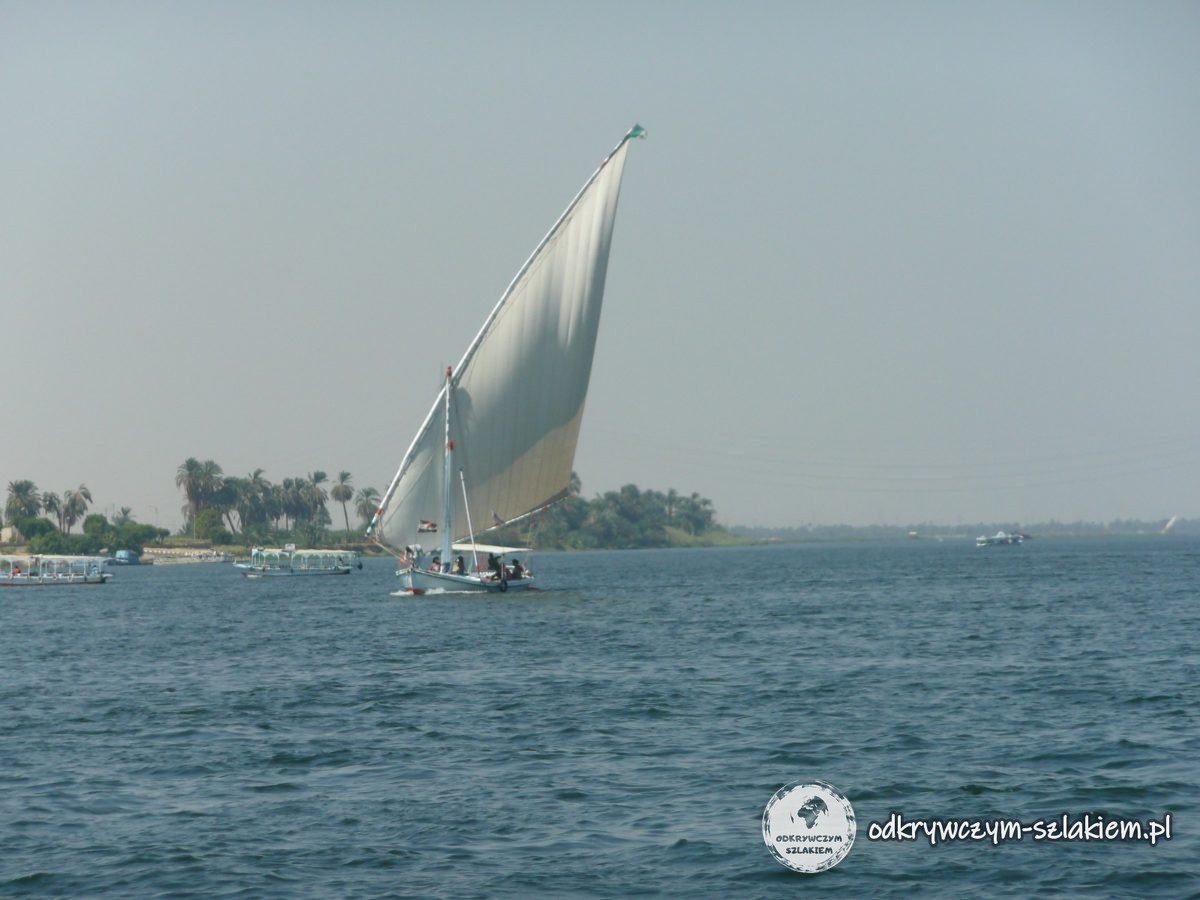 Una falúa con vela triangular blanca en el Nilo, en Luxor