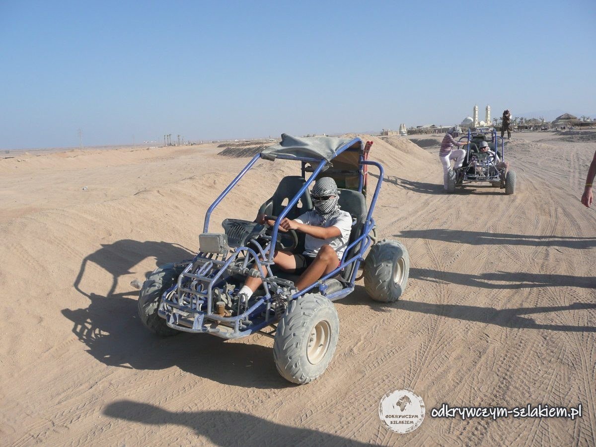 Conduciendo un buggy por una pista de arena en el desierto cerca de Hurghada