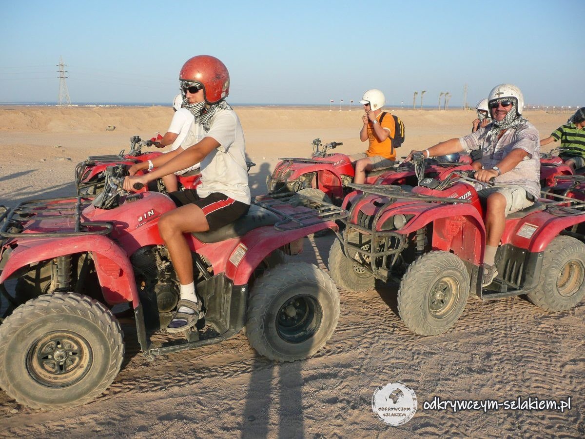 Quads rojos en el desierto cerca de Hurghada, con los conductores con casco