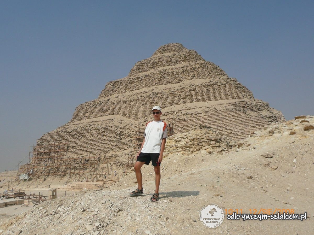 La pirámide escalonada de Zoser en Saqqara, de seis escalones, con un turista delante