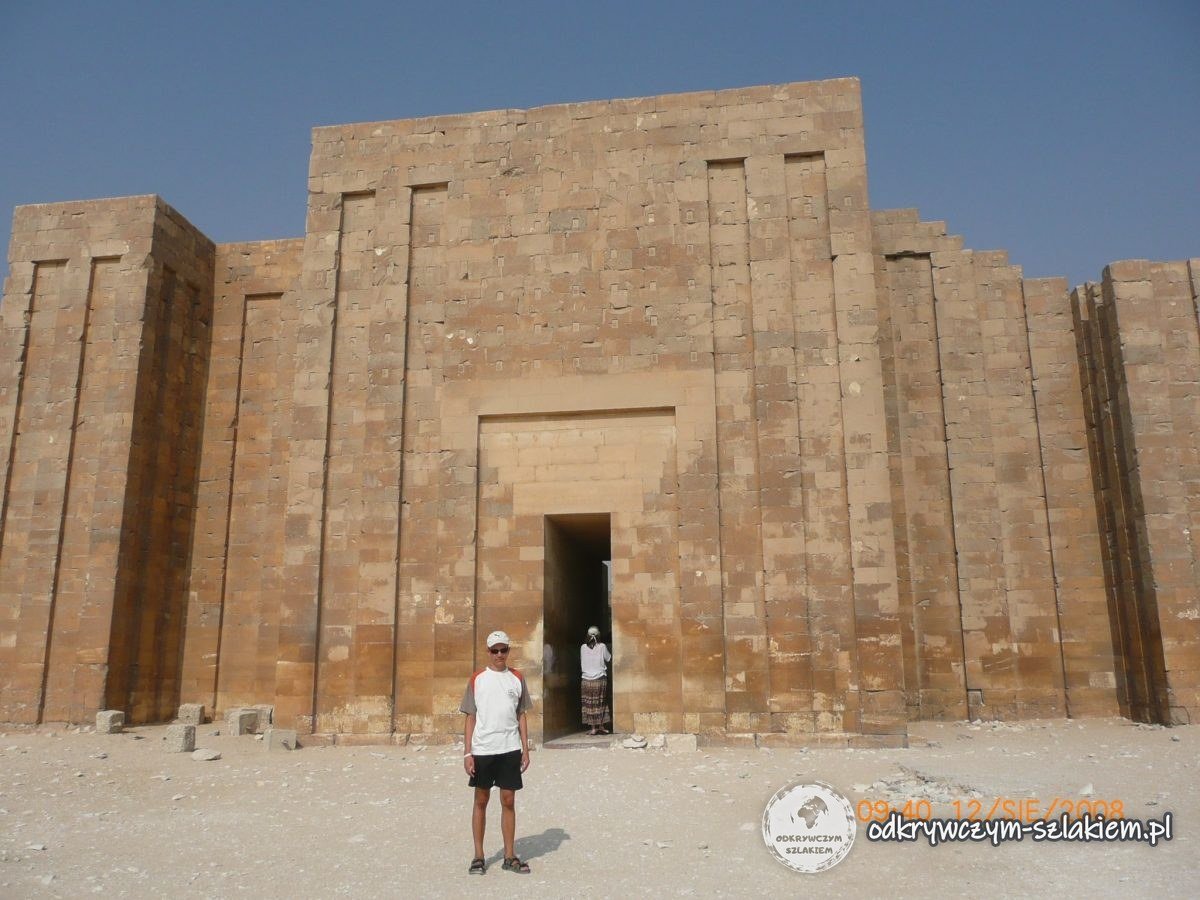 La puerta en la muralla de piedra que rodea el complejo funerario de Zoser en Saqqara
