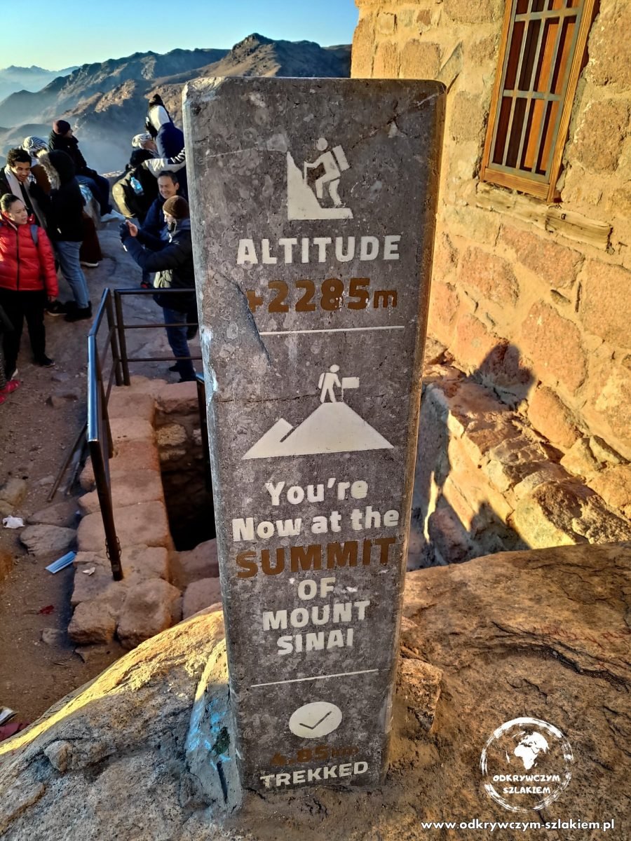 Tabliczka na szczycie Góry Synaj z wysokością 2285 m