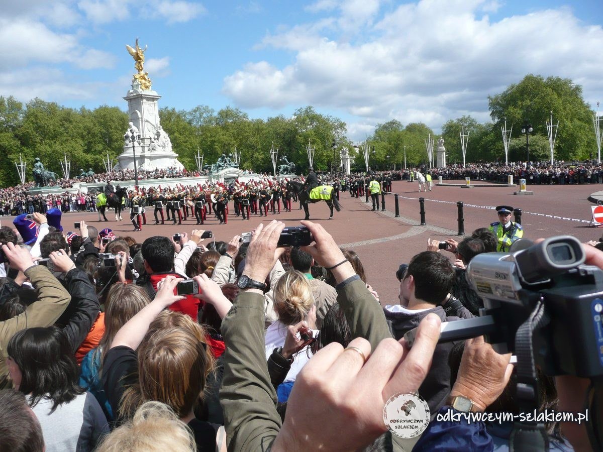 Tłum przed Pałacem Buckingham i pomnikiem królowej Wiktorii podczas zmiany warty