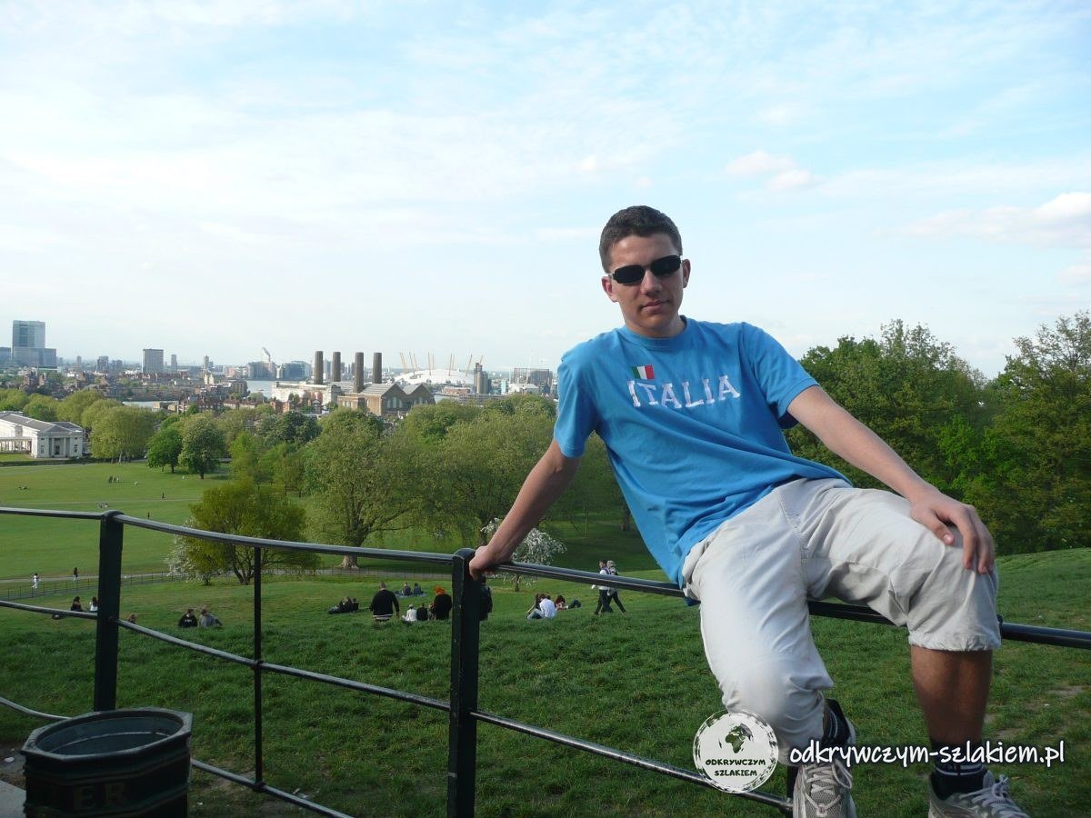 Uczeń na zboczu parku w Greenwich nad Londynem