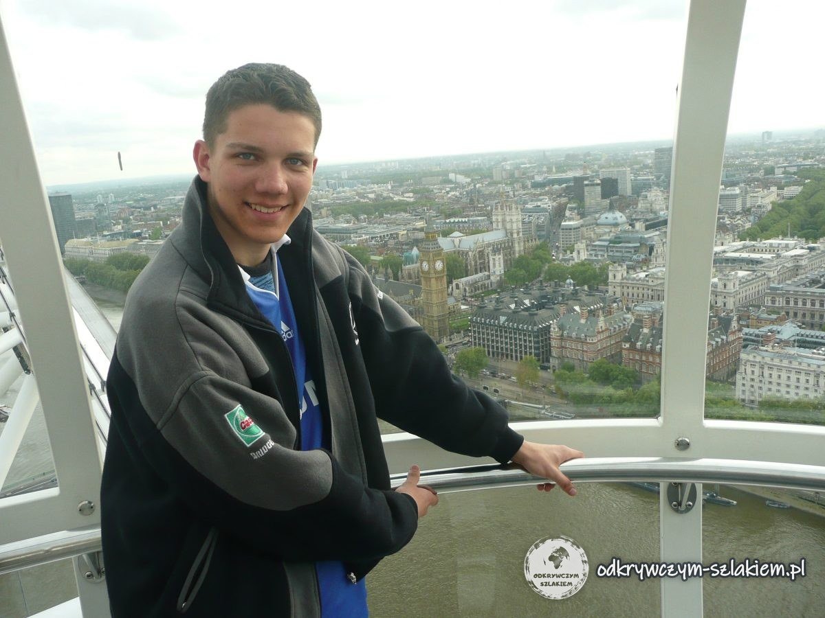 Turysta w kapsule London Eye nad panoramą Londynu