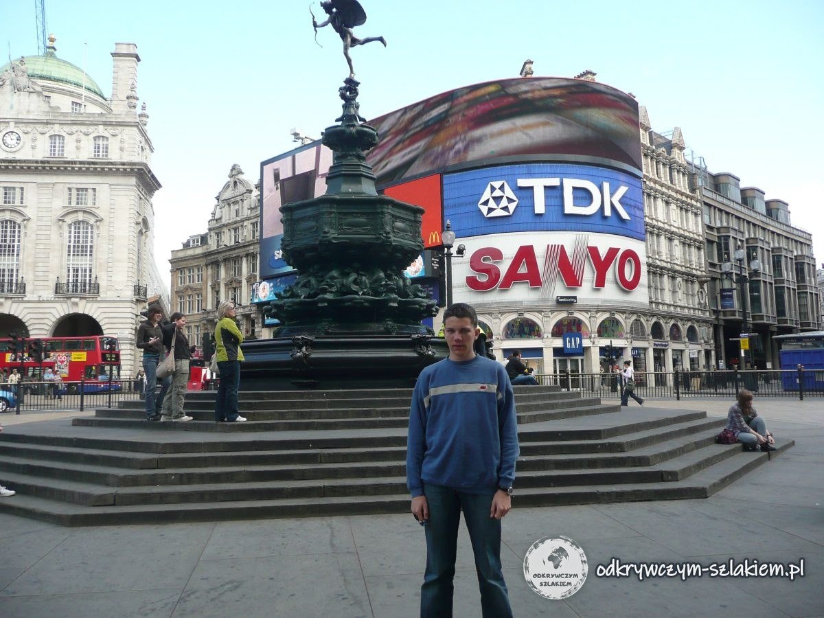 Piccadilly Circus z fontanną Shaftesbury i podświetlanymi reklamami