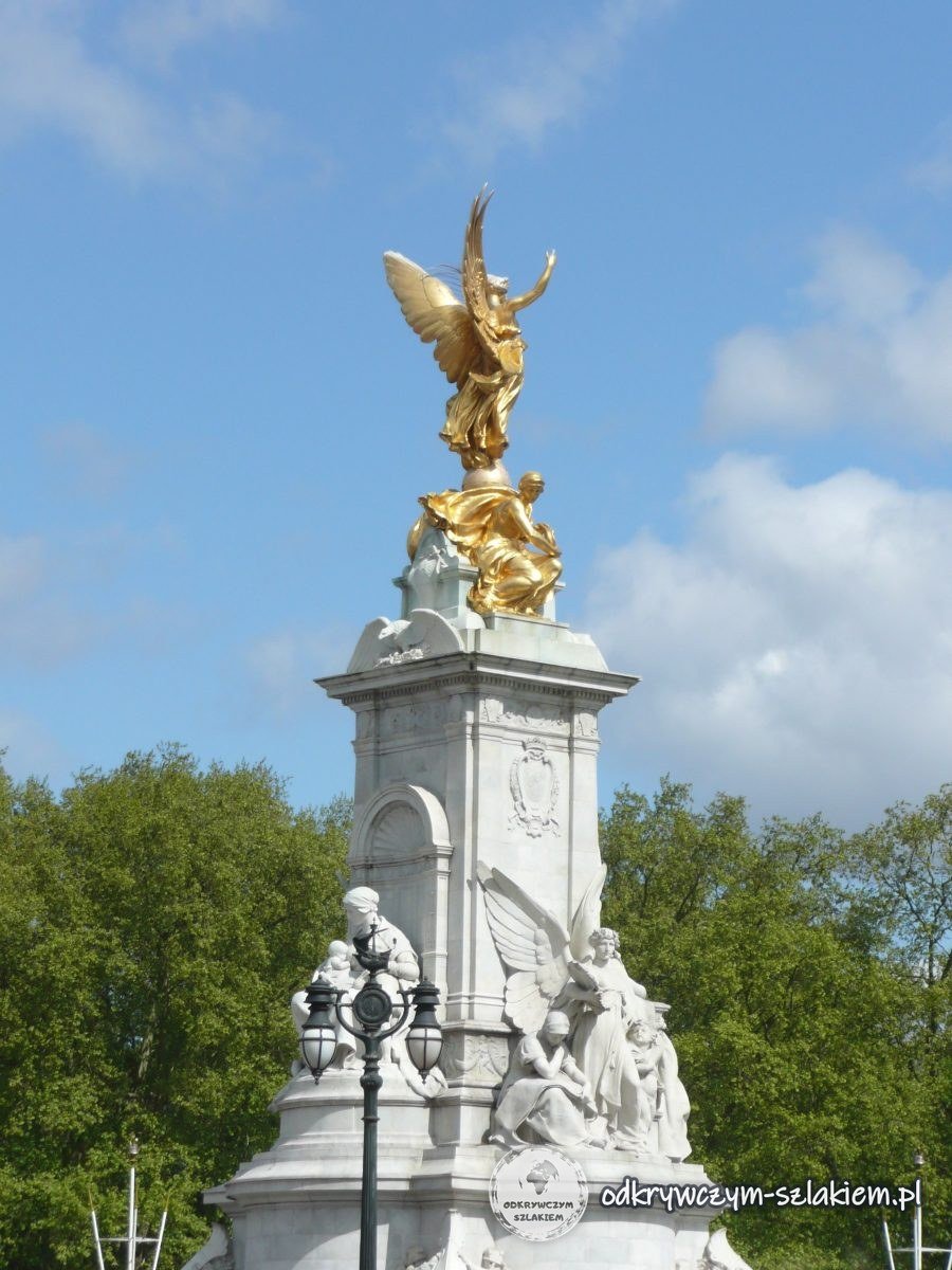 Pomnik królowej Wiktorii ze złotą figurą Zwycięstwa przed Pałacem Buckingham
