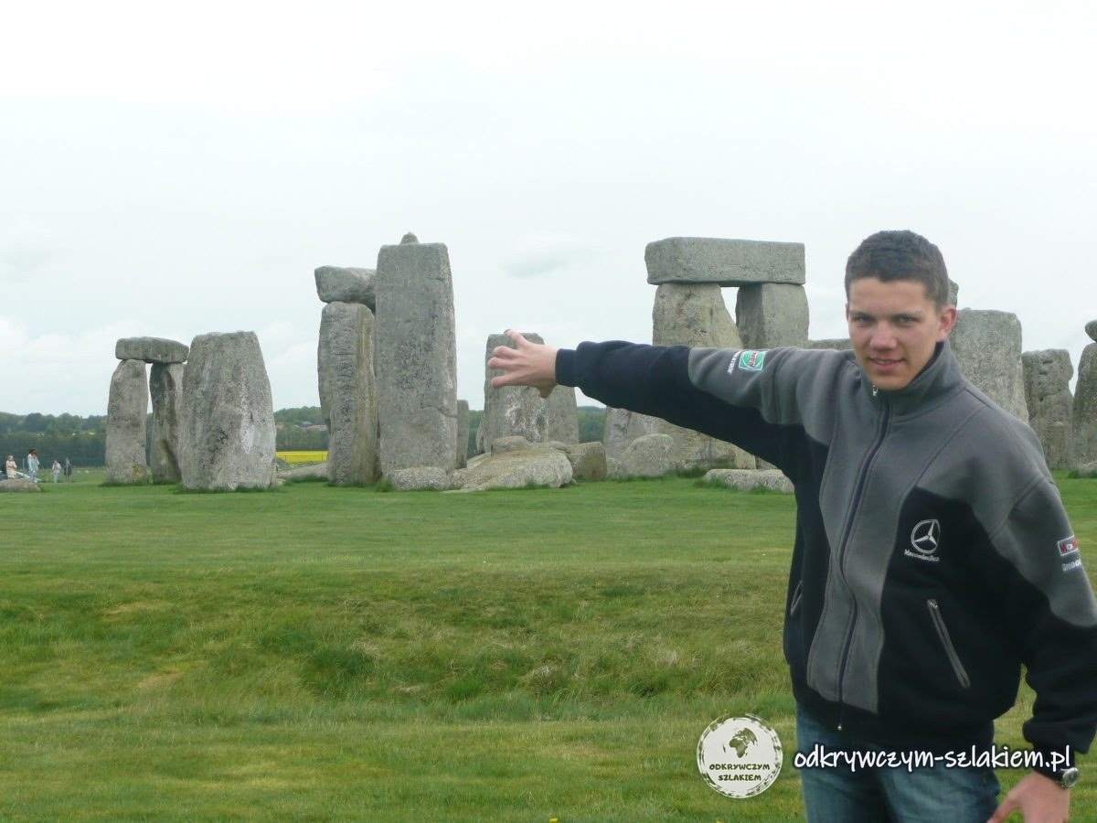 Uczeń wskazujący megality Stonehenge