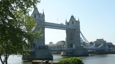 Tower Bridge nad Tamizą w Londynie widziany z nabrzeża
