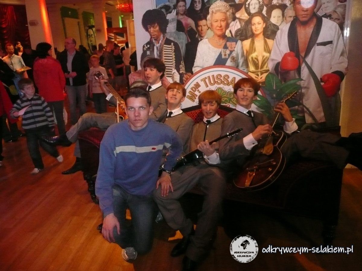 Uczniowie z woskowymi figurami w muzeum Madame Tussauds w Londynie