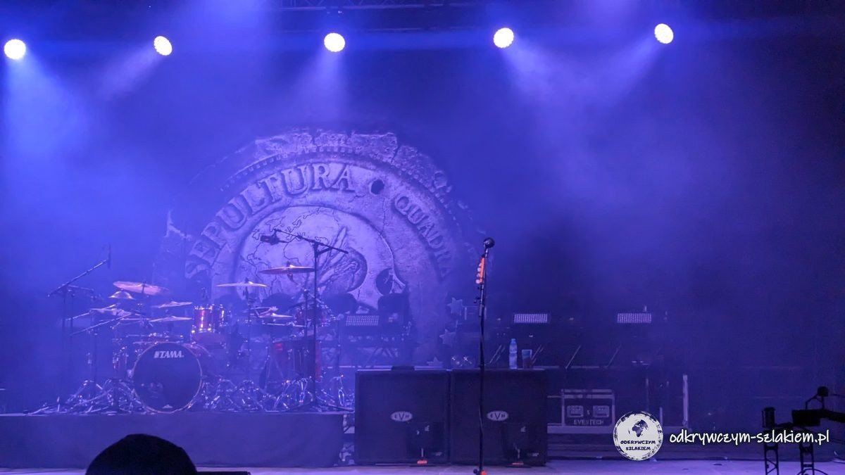 Die Bühne des Materiafest 2023 mit dem Sepultura-Banner und dem Wort Quadra