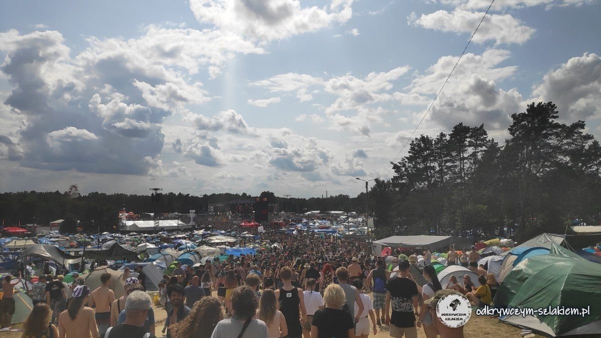 Menschenmenge und Zeltplatz beim Pol'and'Rock Festival in Kostrzyn nad Odrą (2019)