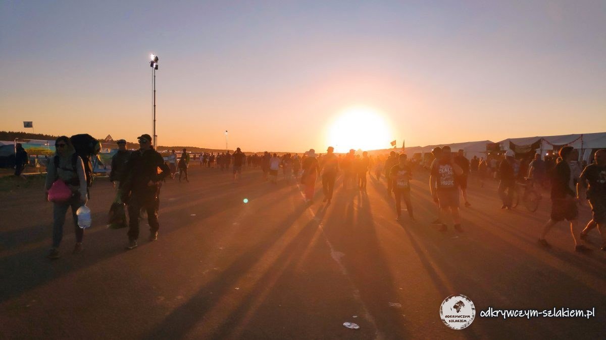 Sonnenuntergang über der Piste des Landeplatzes Czaplinek-Broczyno beim Pol'and'Rock 2022