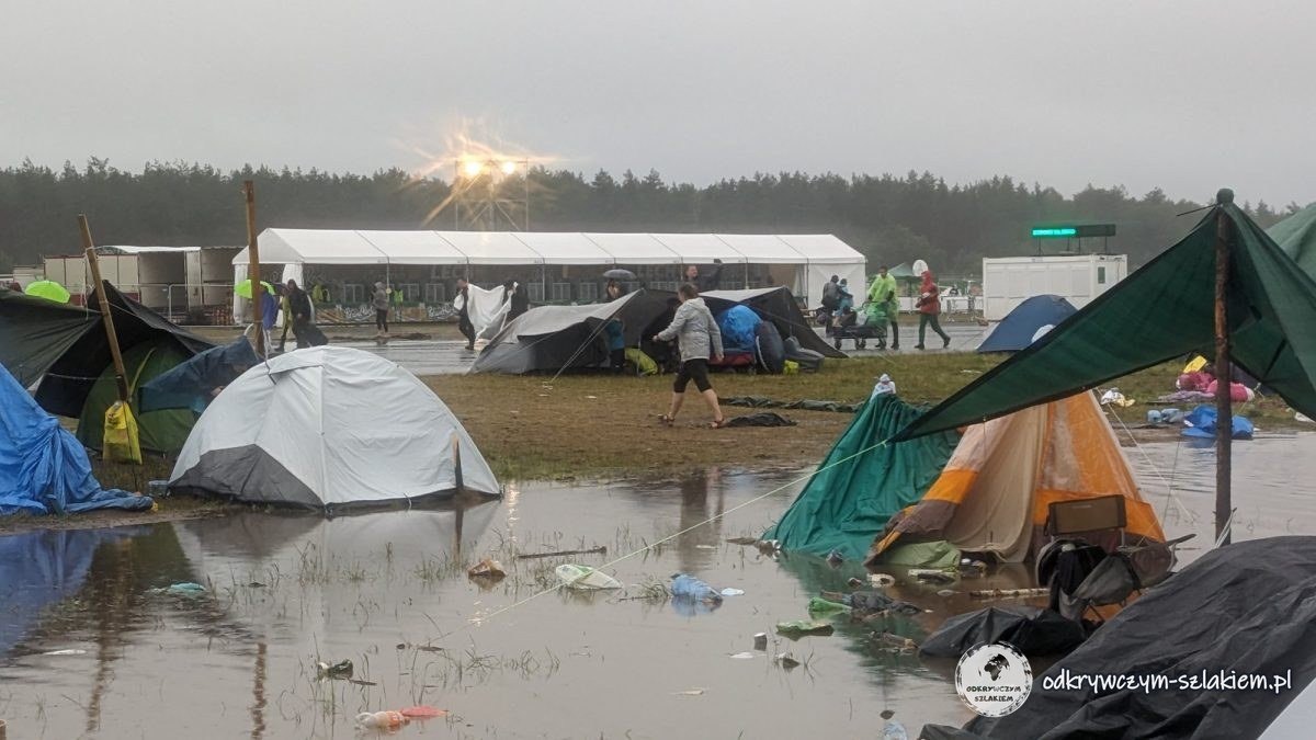 Überfluteter Zeltplatz des Pol'and'Rock Festival 2023 am Morgen nach der letzten Konzertnacht