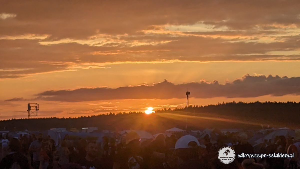 Sonnenuntergang über dem Publikum des Pol'and'Rock Festival 2023 in Czaplinek-Broczyno