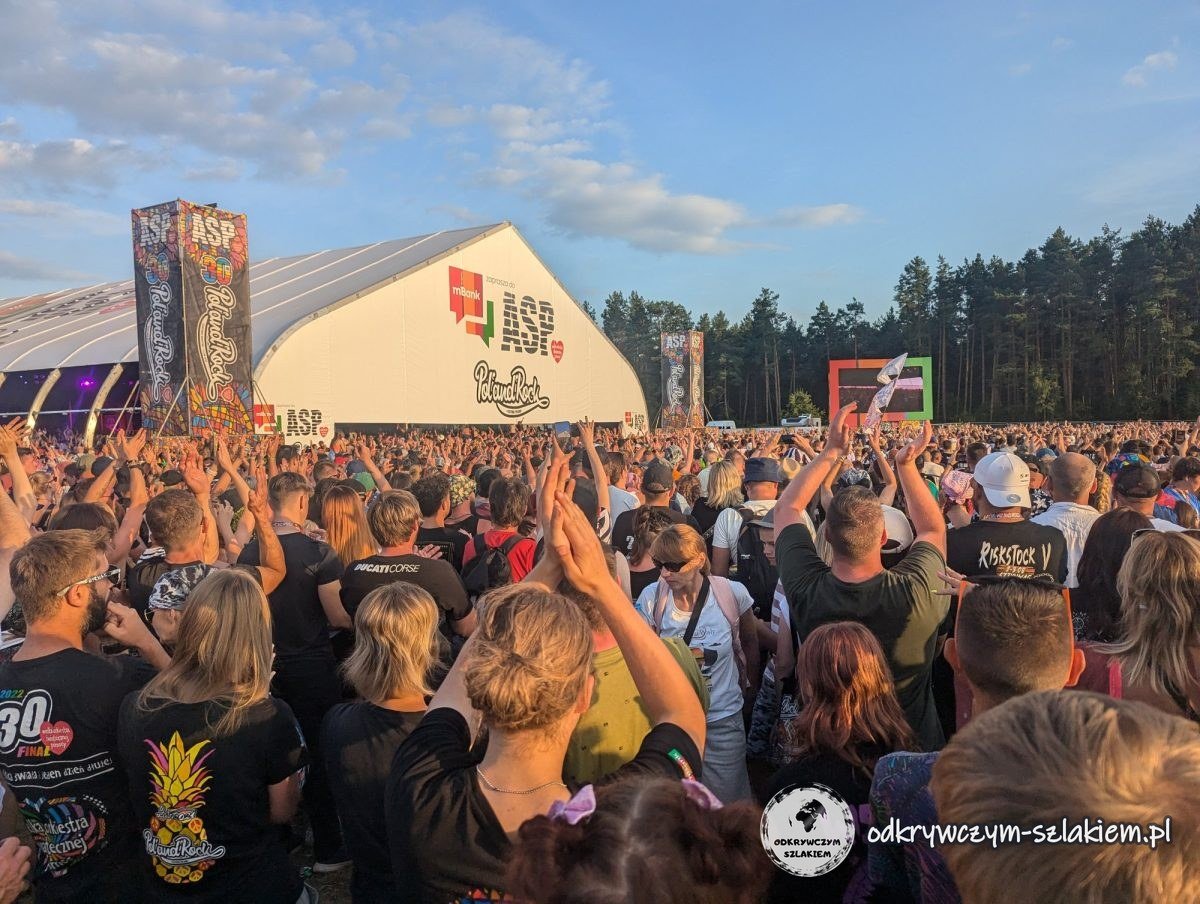 Menschenmenge vor dem Zelt der Akademie der Schönsten Künste beim Pol'and'Rock Festival 2024