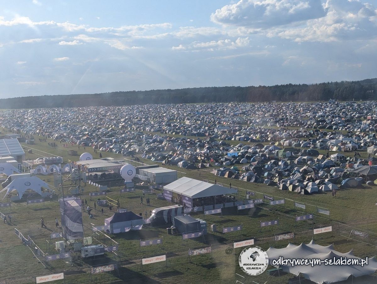 Der Zeltplatz des Pol'and'Rock Festival 2025 vom Riesenrad aus gesehen