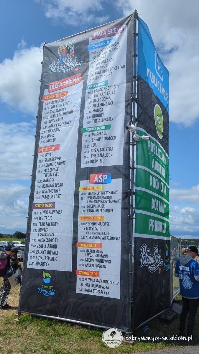 Turm mit dem Programm der Großen Bühne, der Kleinen Bühne und der ASP beim Pol'and'Rock Festival 2025