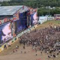 Die Große Bühne des Pol'and'Rock Festival 2025 mit der Menge, vom Riesenrad aus gesehen