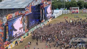 Duża Scena Pol'and'Rock Festival 2025 z tłumem, widziana z diabelskiego młyna