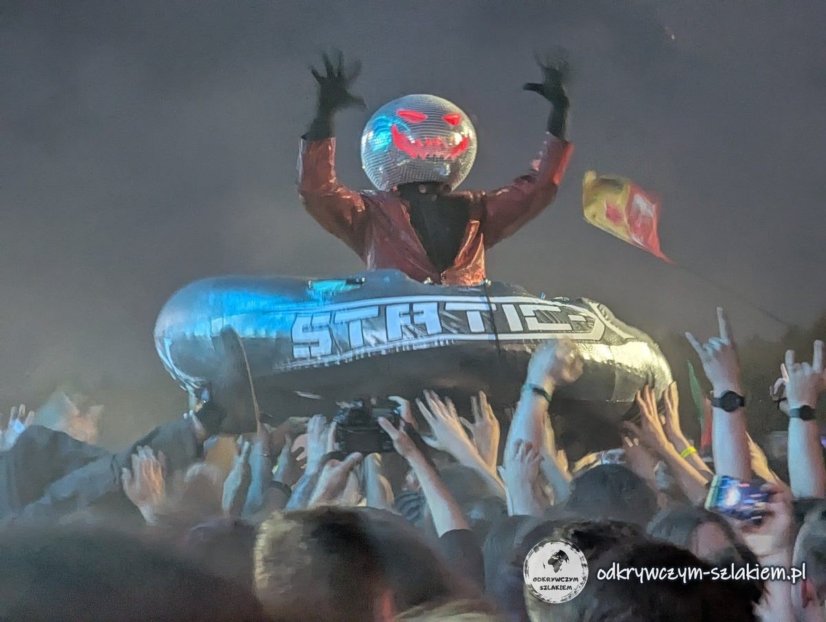 Gestalt auf einem aufblasbaren Schlauchboot mit dem Static-X-Logo über der Menge beim Pol'and'Rock 2025