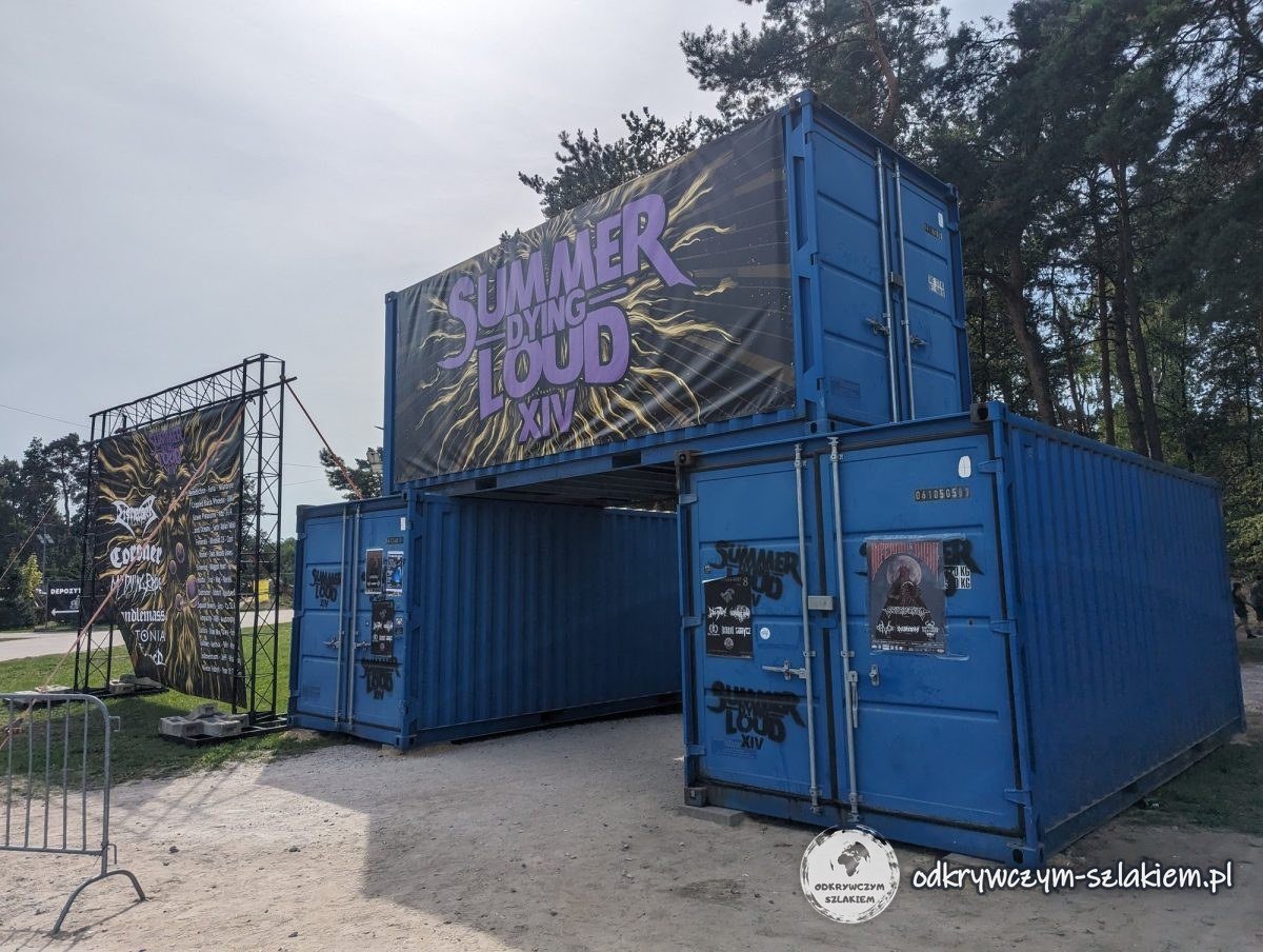 Tor aus blauen Containern mit einem Banner „Summer Dying Loud XIV“ in Aleksandrów Łódzki