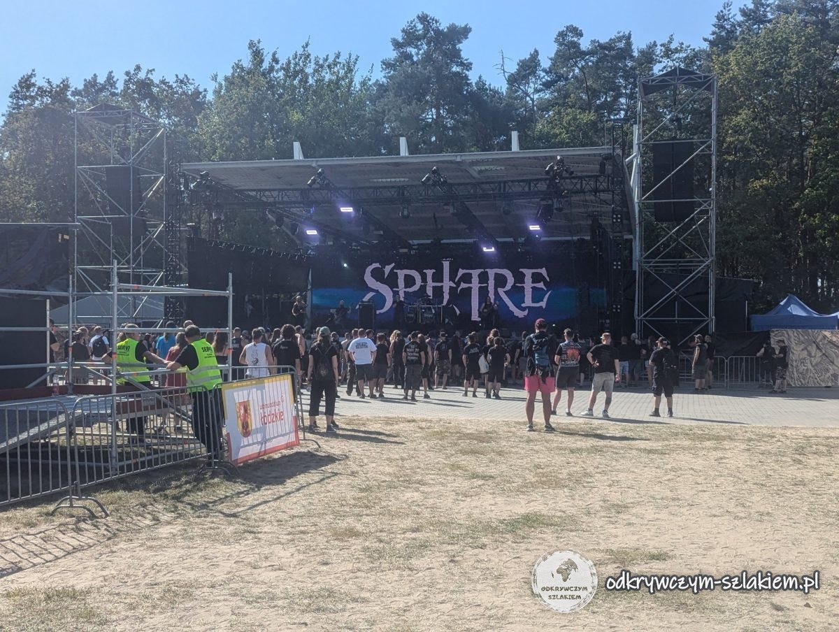 Eine Bühne des Summer Dying Loud 2024 am Tag beim Konzert von Sphære