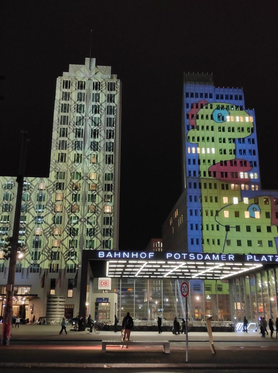 Podświetlone wieżowce nad wejściem do stacji Potsdamer Platz