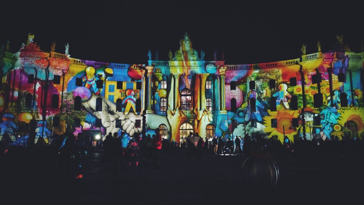 Kolorowa projekcja na budynkach przy Bebelplatz – Festival of Lights 2020
