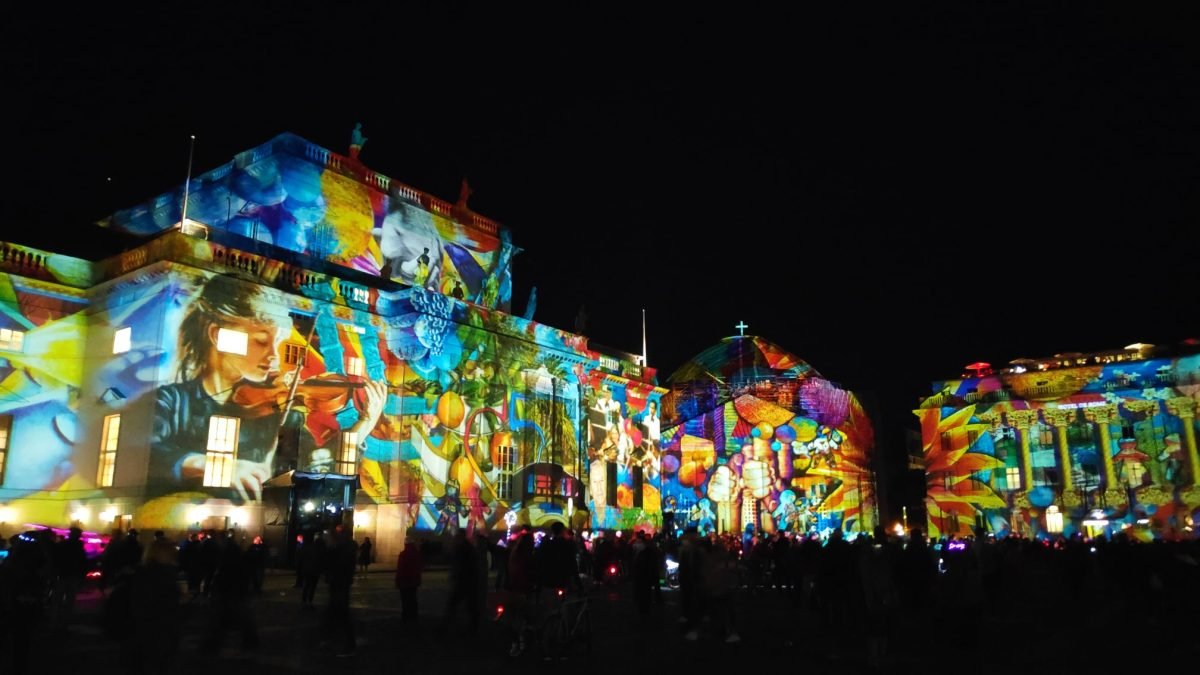 Panorama Bebelplatz z projekcjami na kilku budynkach (2020)