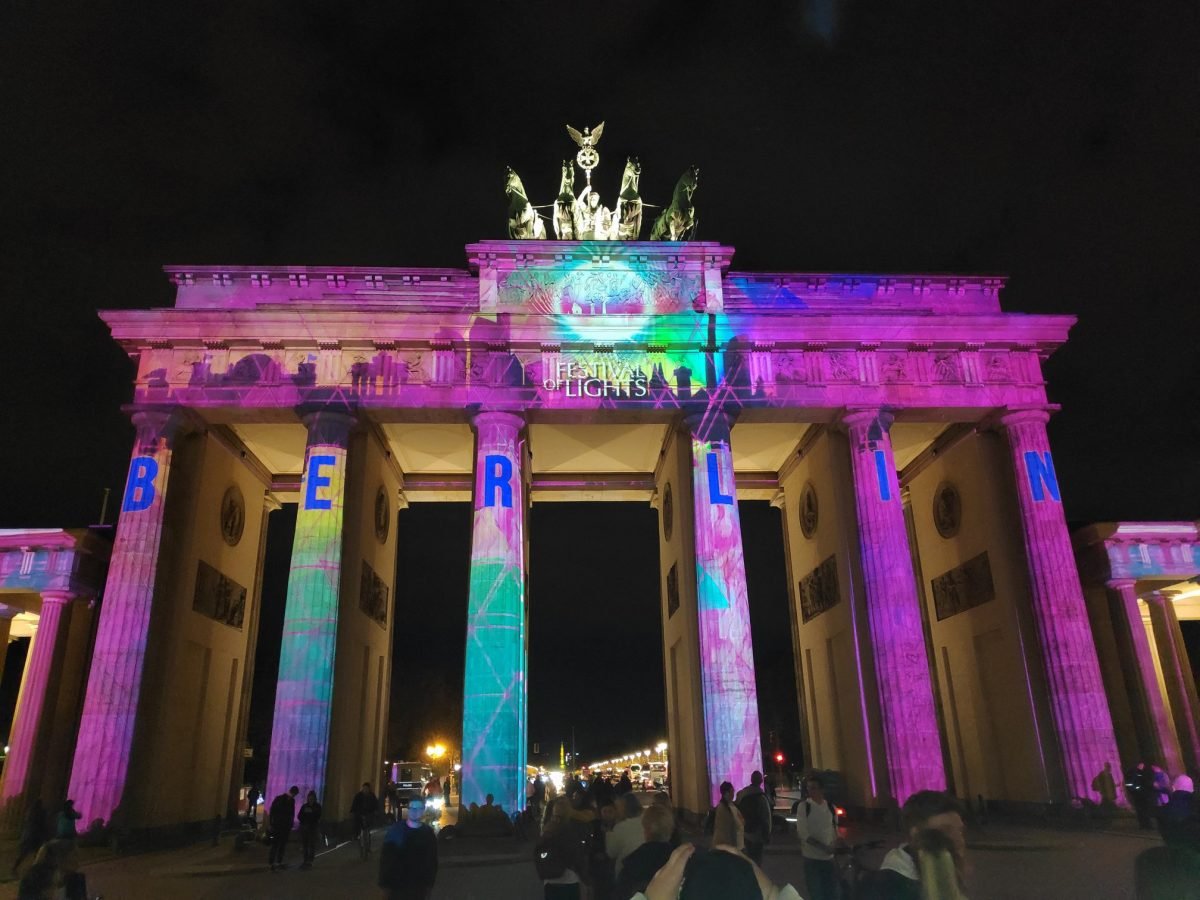 Brama Brandenburska w różowo-fioletowej projekcji z literami BERLIN