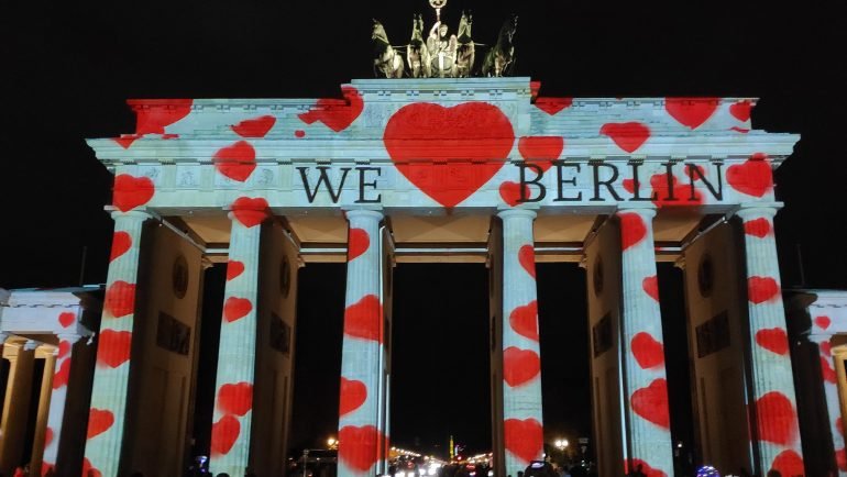 Brama Brandenburska z projekcją „We ♥ Berlin” podczas Festival of Lights 2019