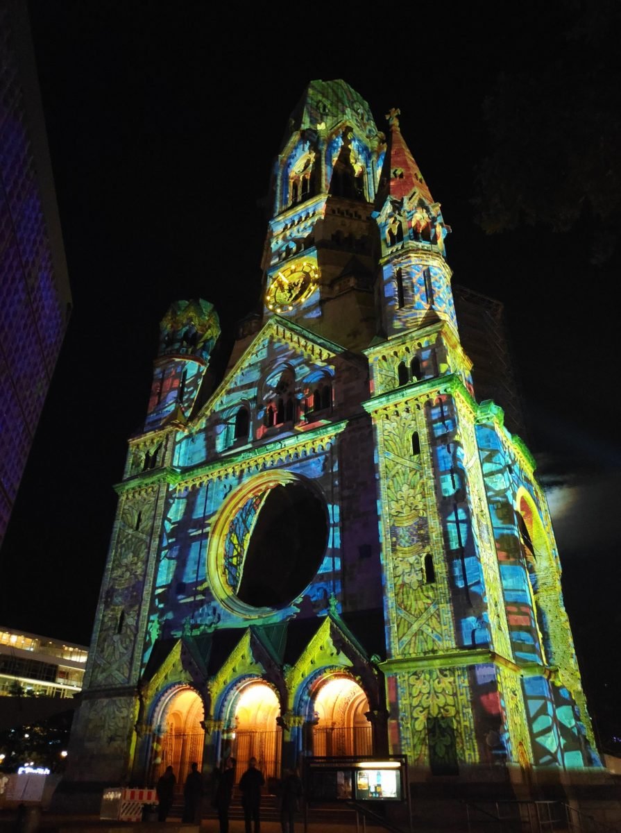 Kościół Pamięci Cesarza Wilhelma w kolorowej iluminacji