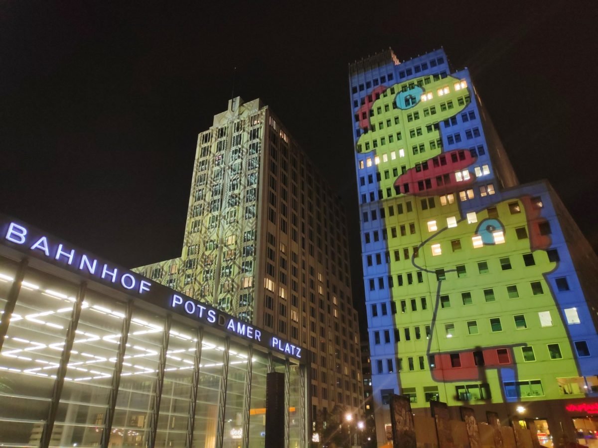 Plac Poczdamski nocą – wieżowce z projekcjami nad stacją Potsdamer Platz