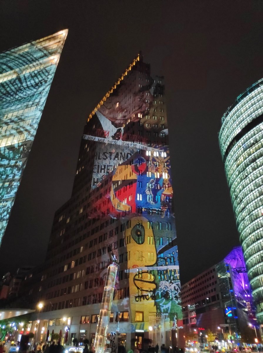 Projekcja na wieżowcu przy Placu Poczdamskim podczas Festival of Lights 2019