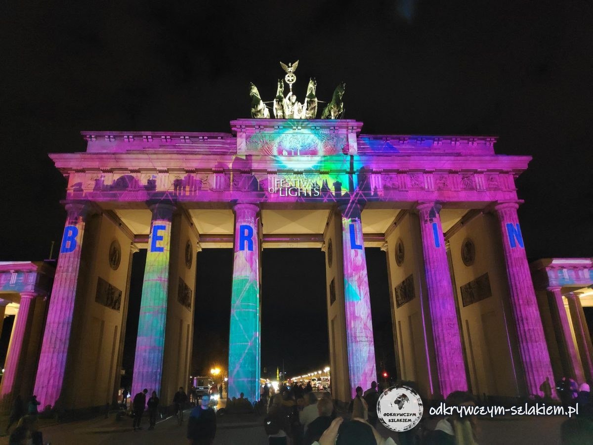 Fioletowa projekcja na Bramie Brandenburskiej w 2019 roku